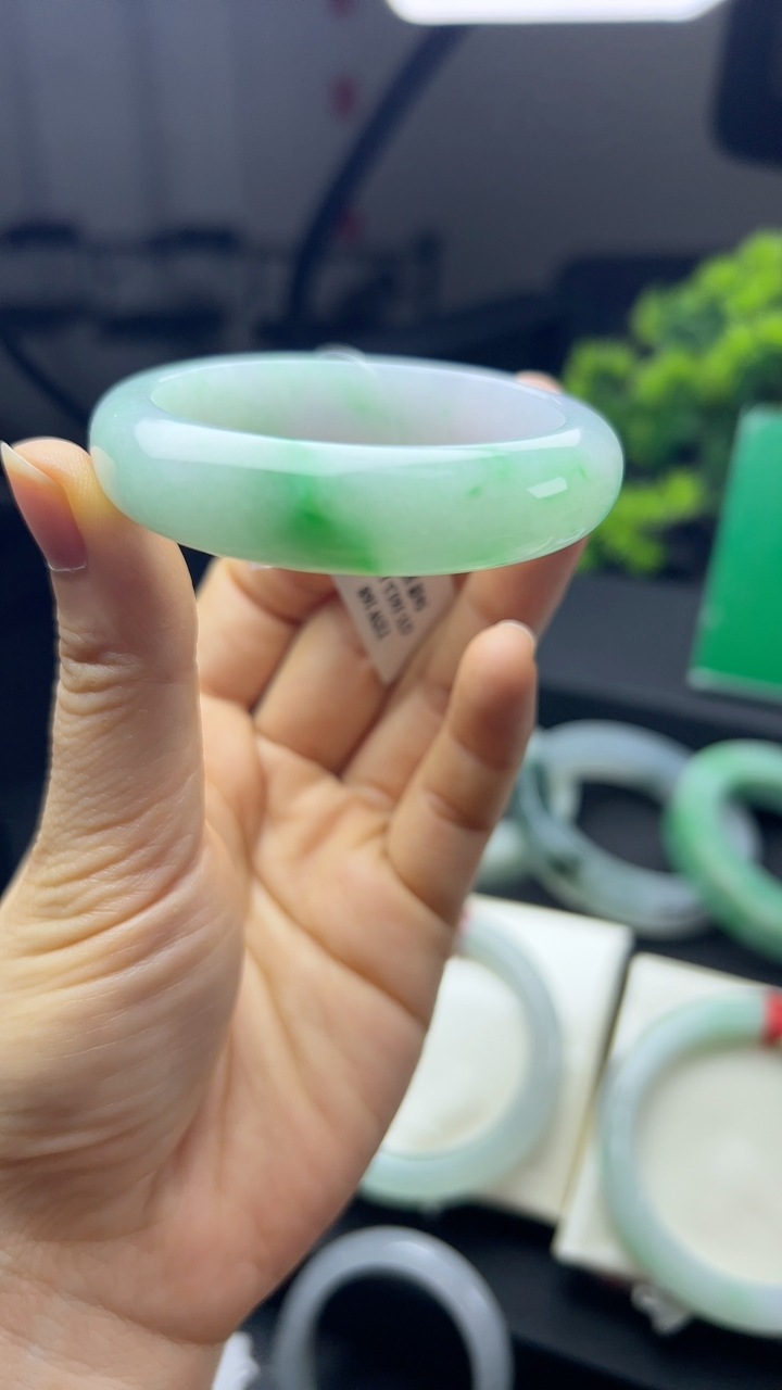 甄选高端翡翠精品手镯捡漏