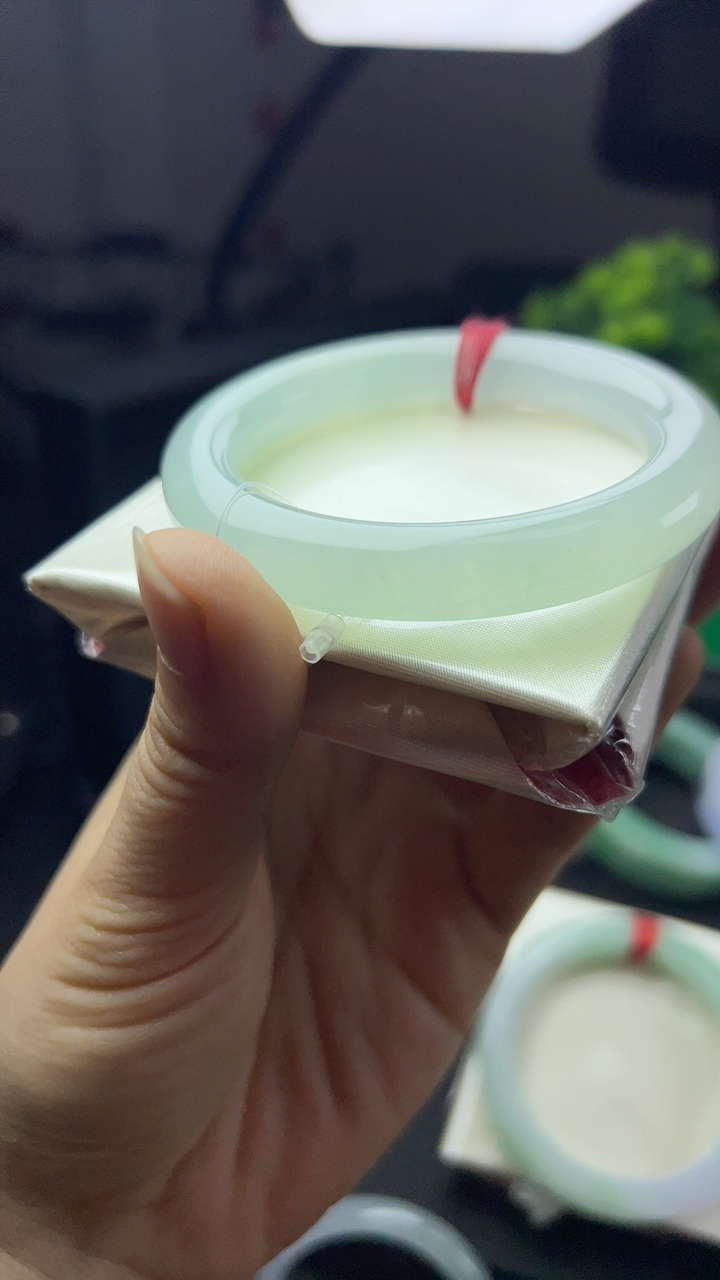 冰糯种淡绿色手镯