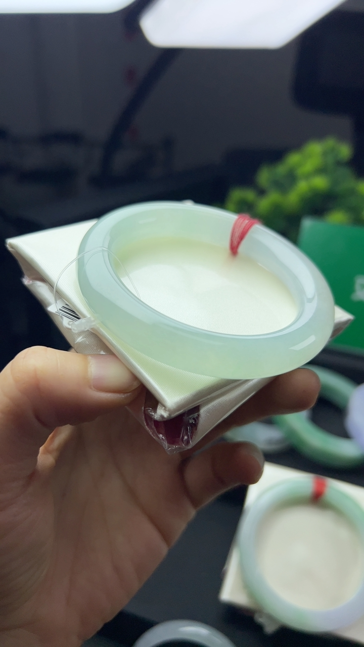 冰糯种淡绿色手镯