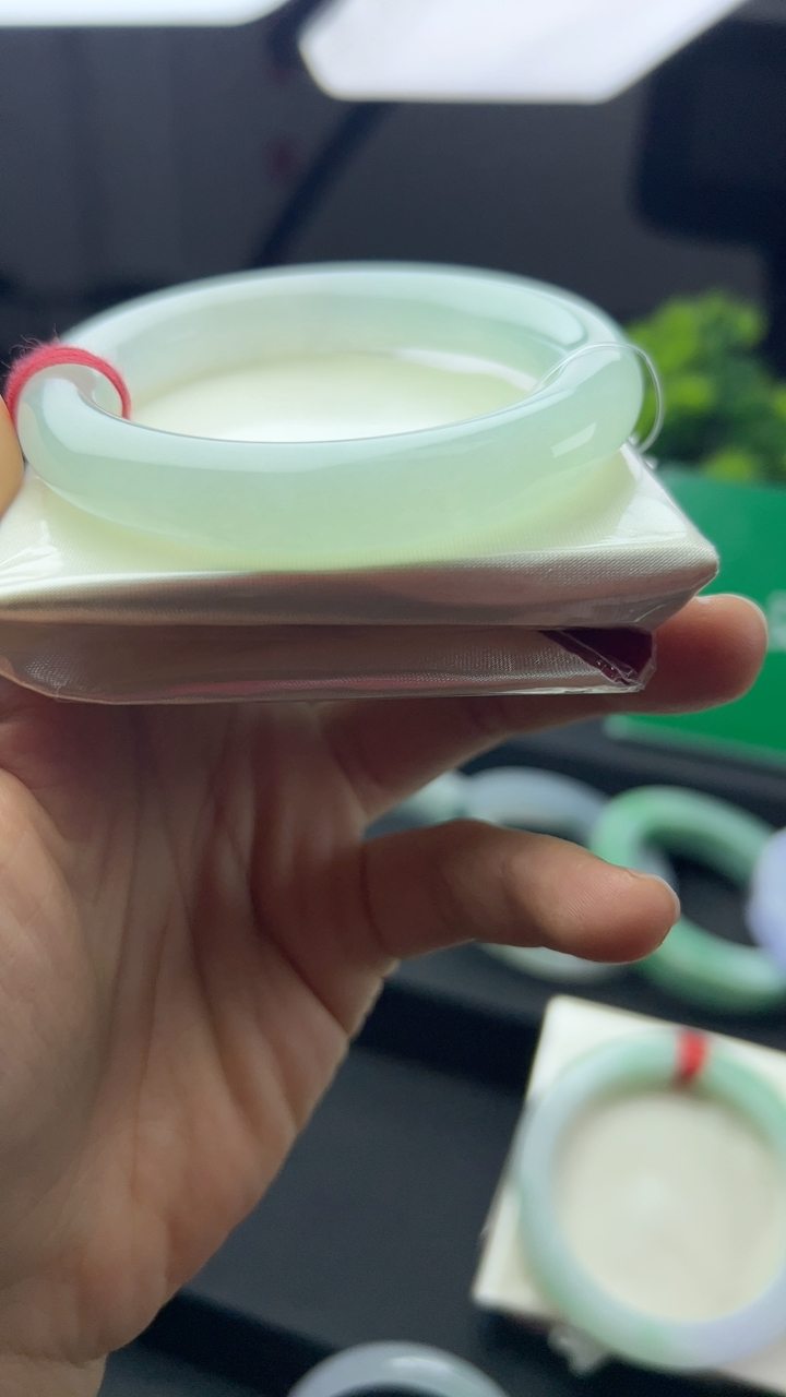 冰糯种淡绿色手镯