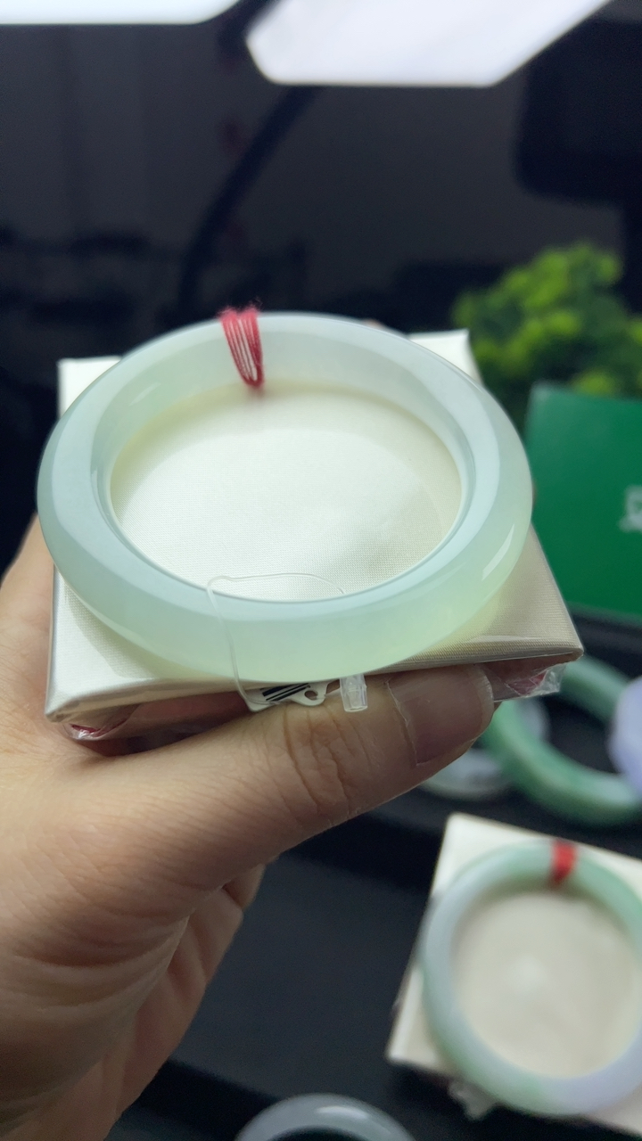 冰糯种淡绿色手镯