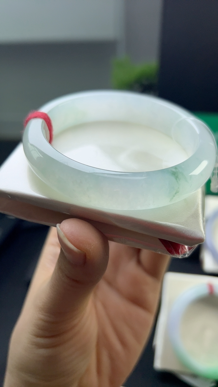 甄选高端翡翠精品手镯