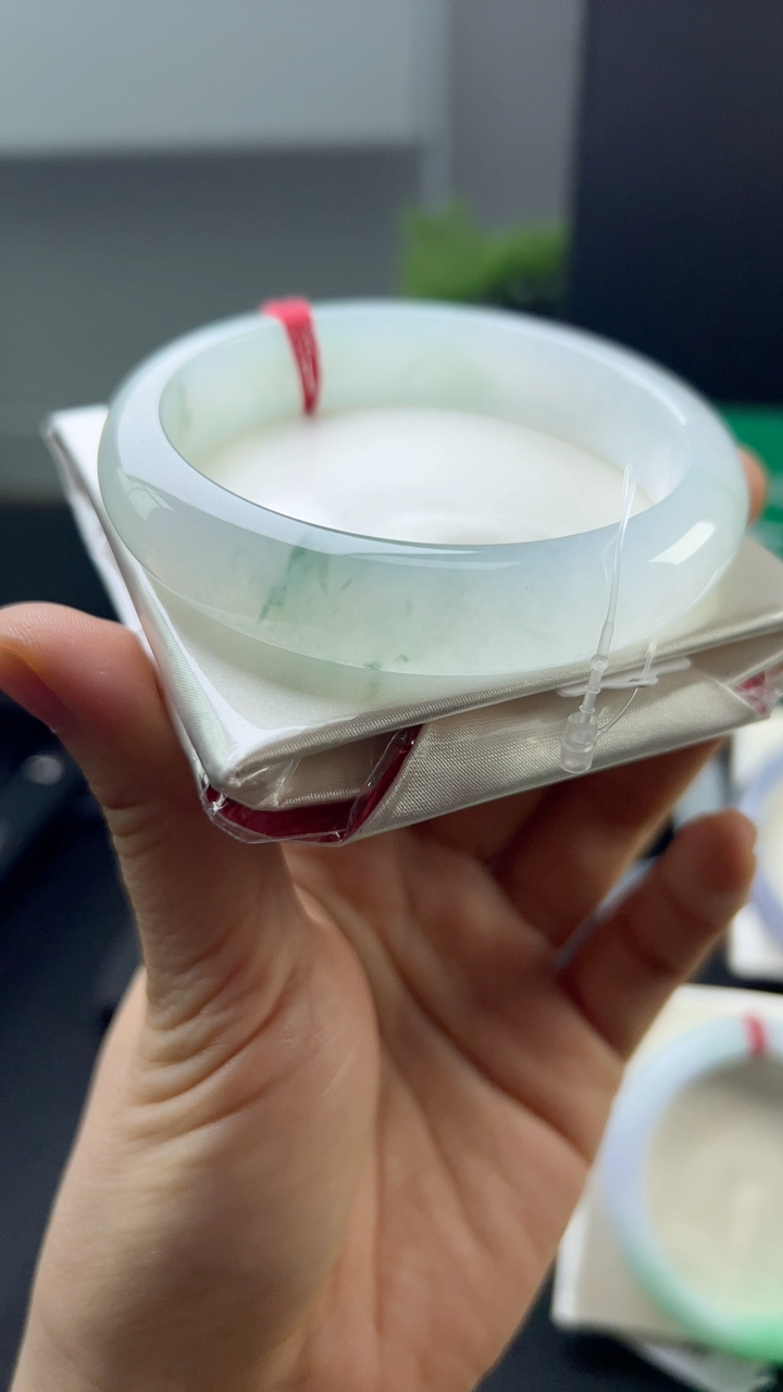 甄选高端翡翠精品手镯