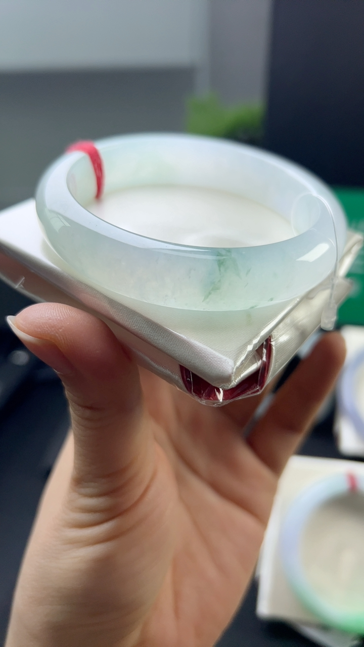 甄选高端翡翠精品手镯