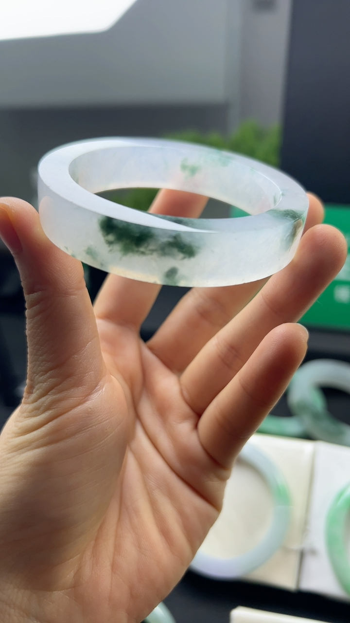 冰糯种飘绿手镯