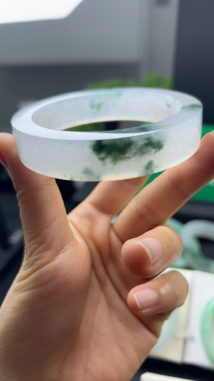 冰糯种飘绿手镯