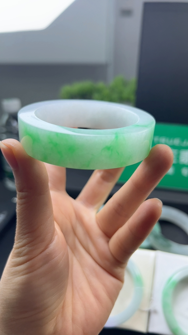 甄选高端翡翠精品手镯