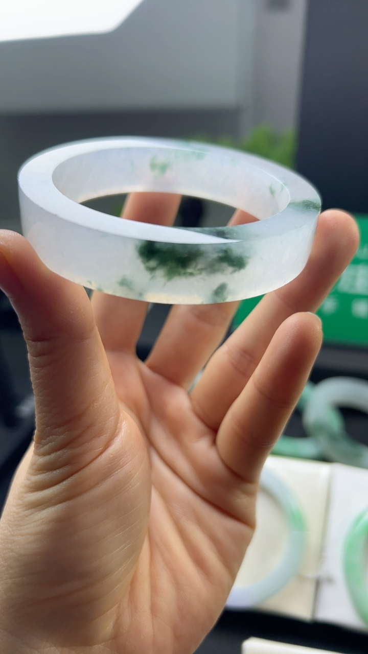 冰糯种飘绿手镯