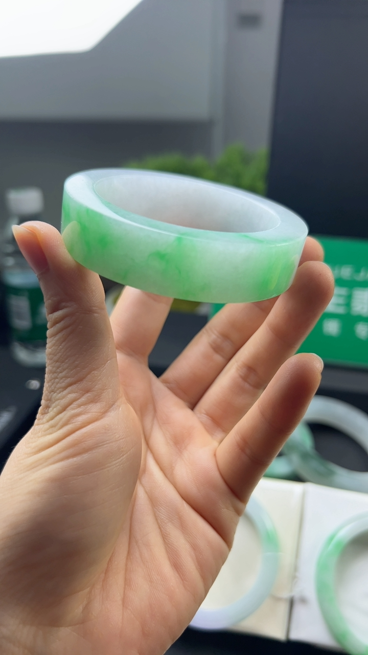 甄选高端翡翠精品手镯