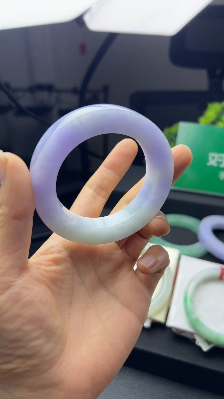 甄选高端翡翠精品手镯