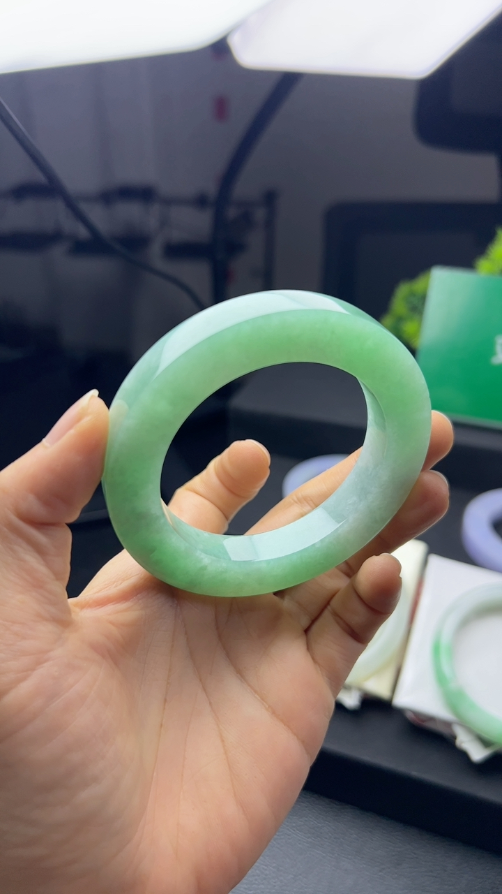 甄选高端翡翠精品手镯