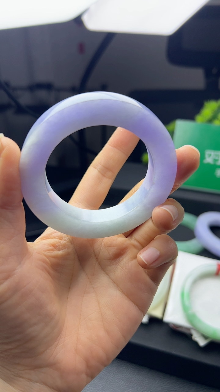 甄选高端翡翠精品手镯