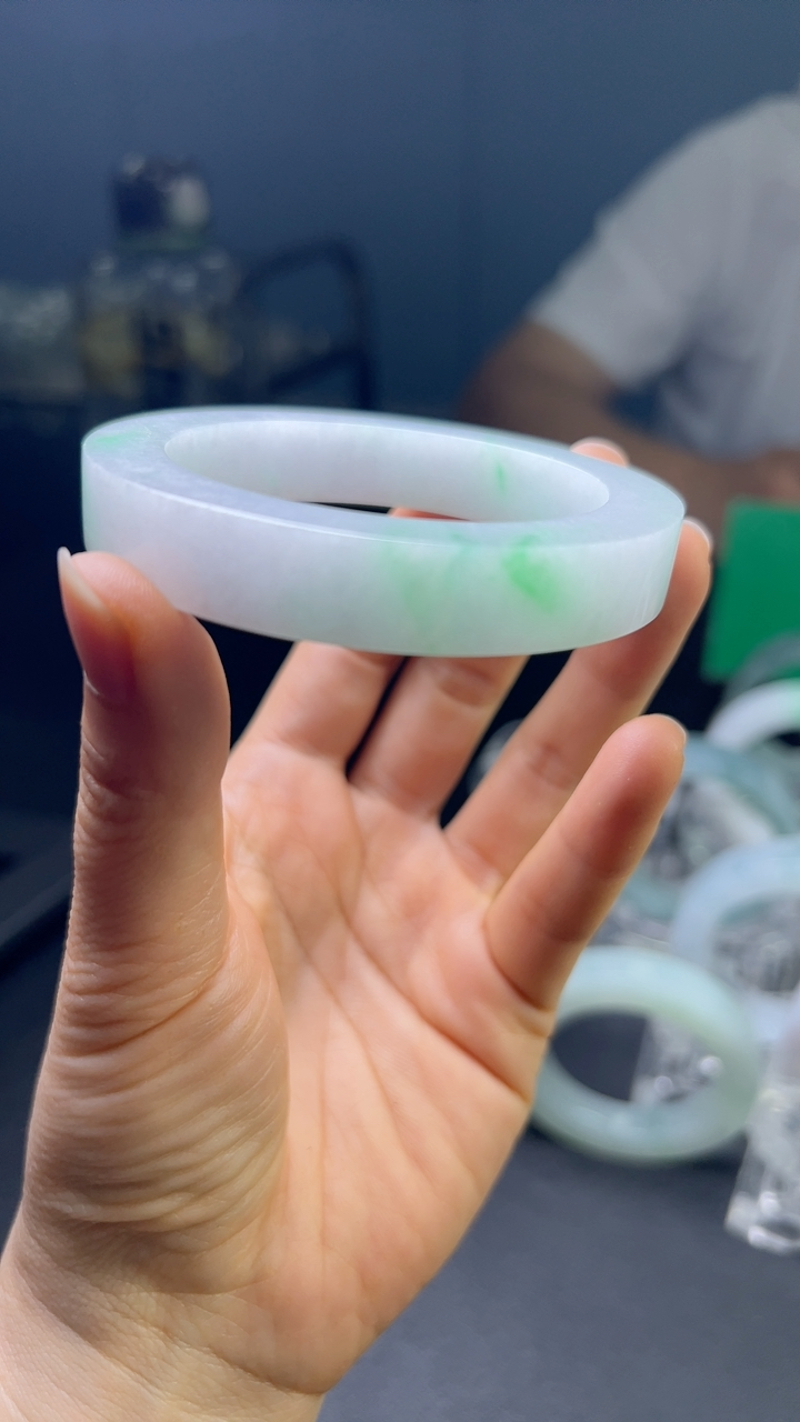 甄选高端翡翠精品手镯