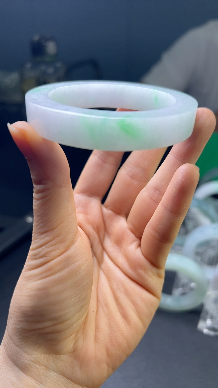 甄选高端翡翠精品手镯