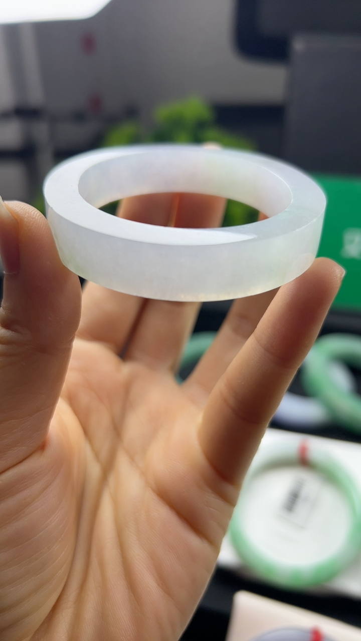 甄选高端翡翠精品手镯