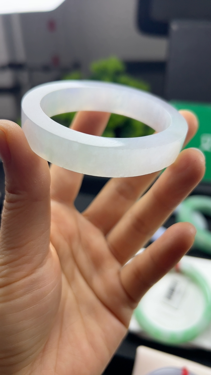 甄选高端翡翠精品手镯