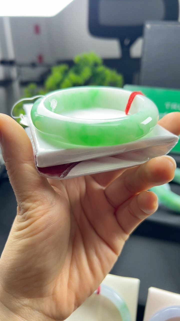 甄选高端翡翠精品手镯