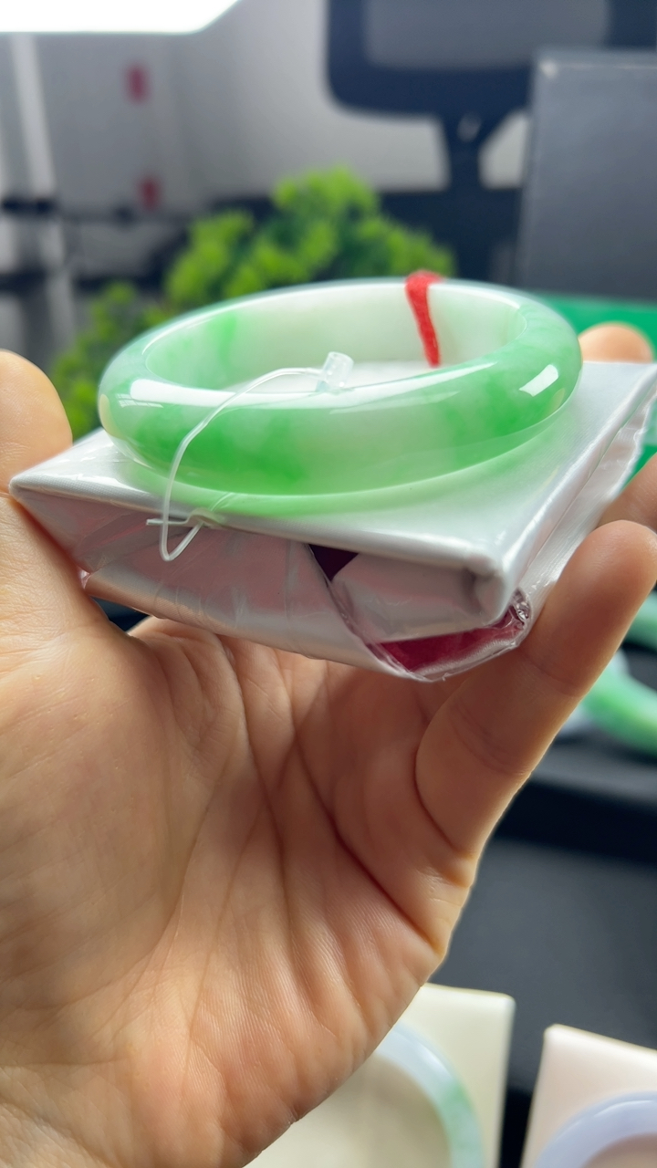 甄选高端翡翠精品手镯