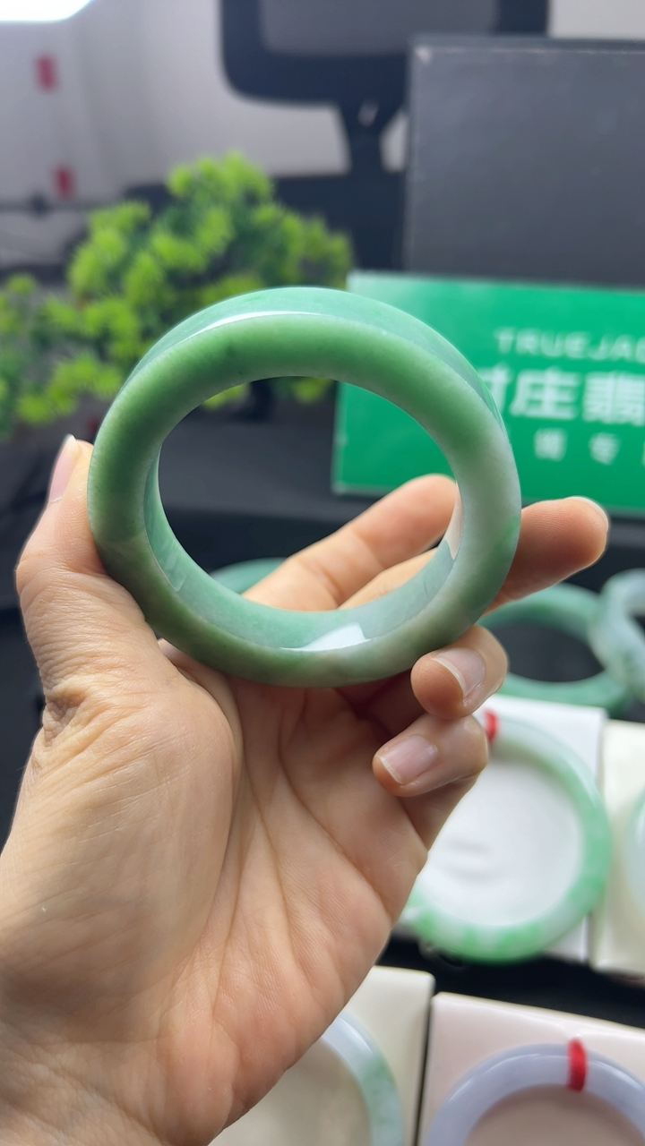 甄选高端翡翠精品手镯