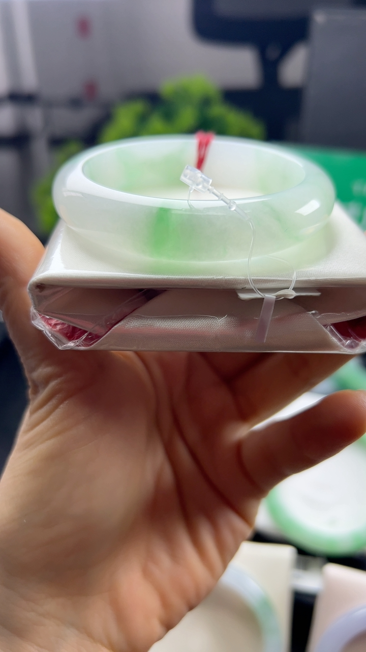 甄选高端翡翠精品手镯