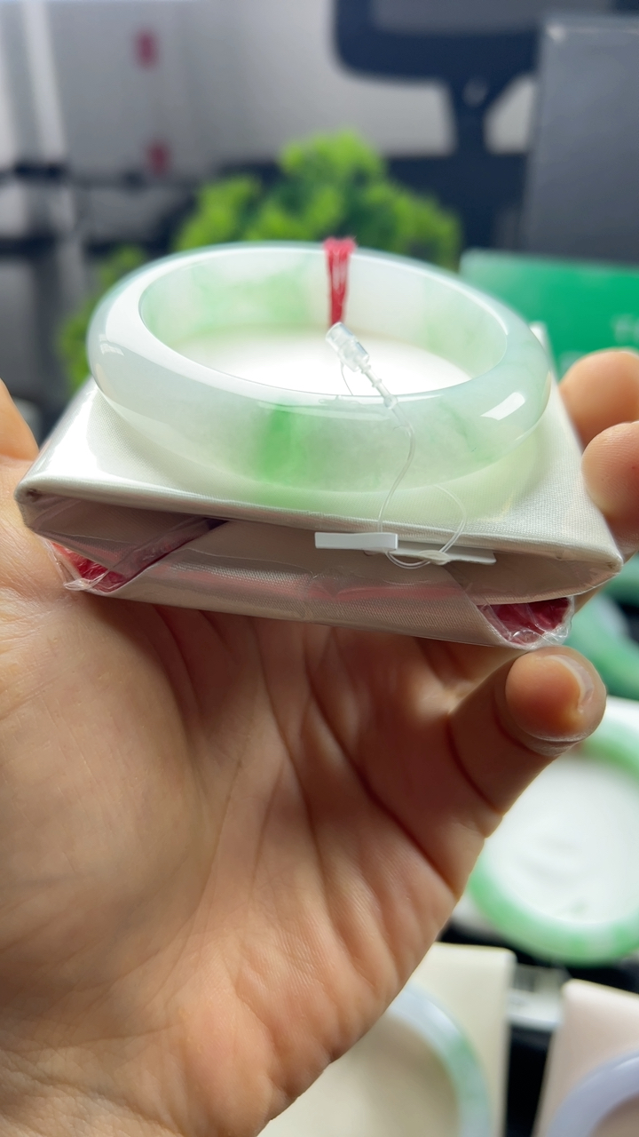 甄选高端翡翠精品手镯