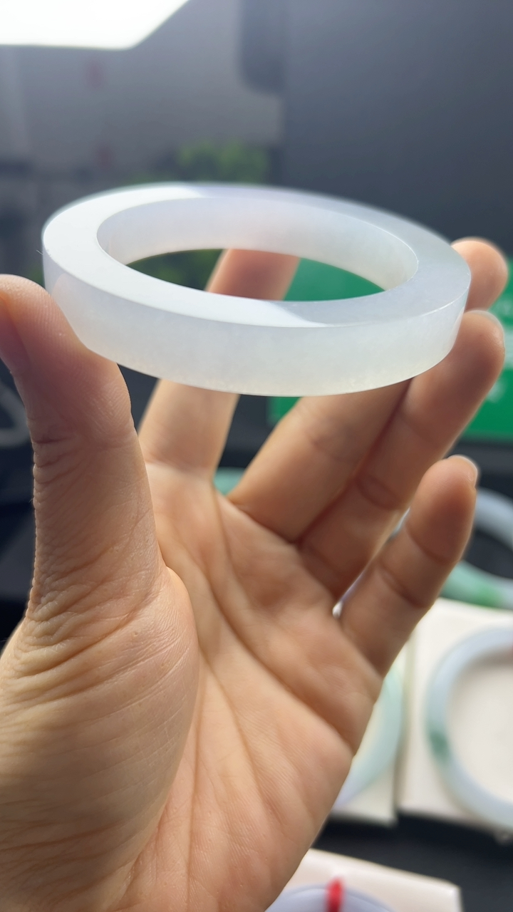 甄选高端翡翠精品手镯