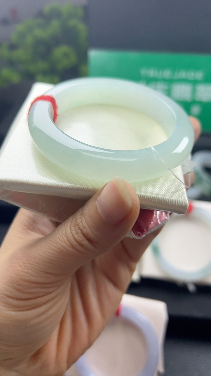 甄选高端翡翠精品手镯