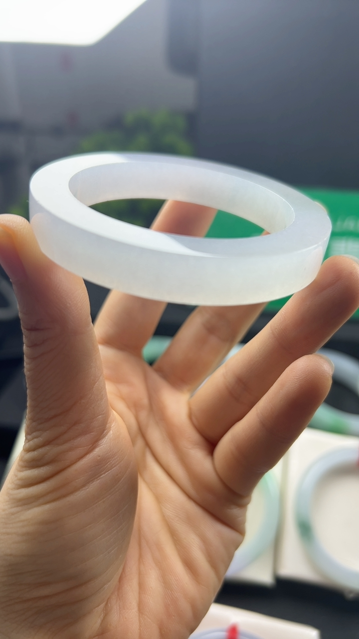 甄选高端翡翠精品手镯