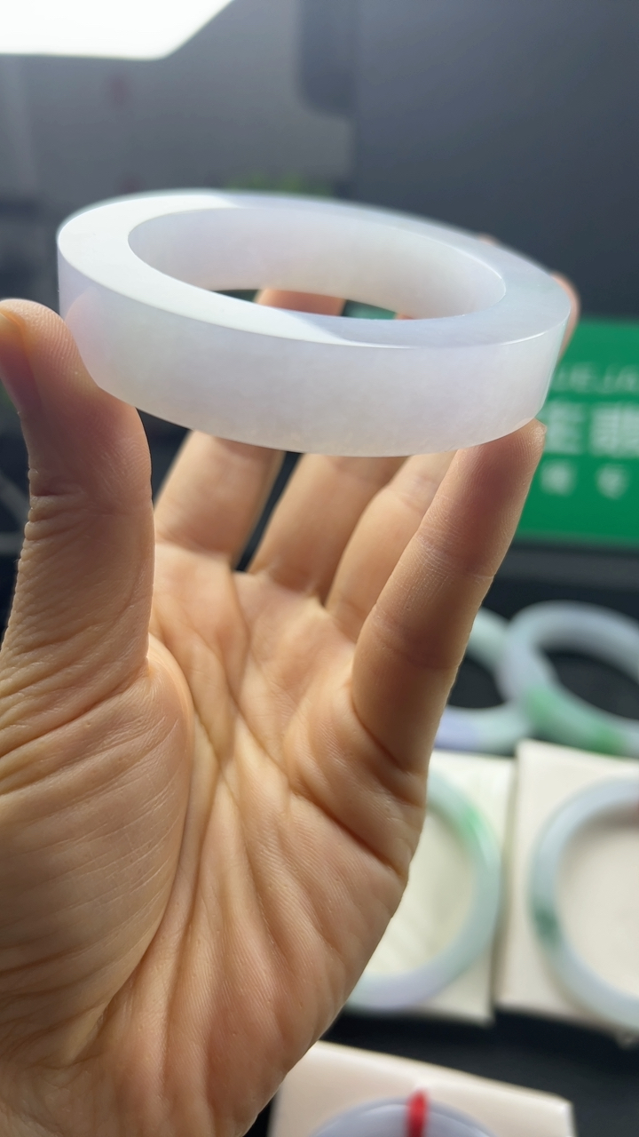 甄选高端翡翠精品手镯轮胎