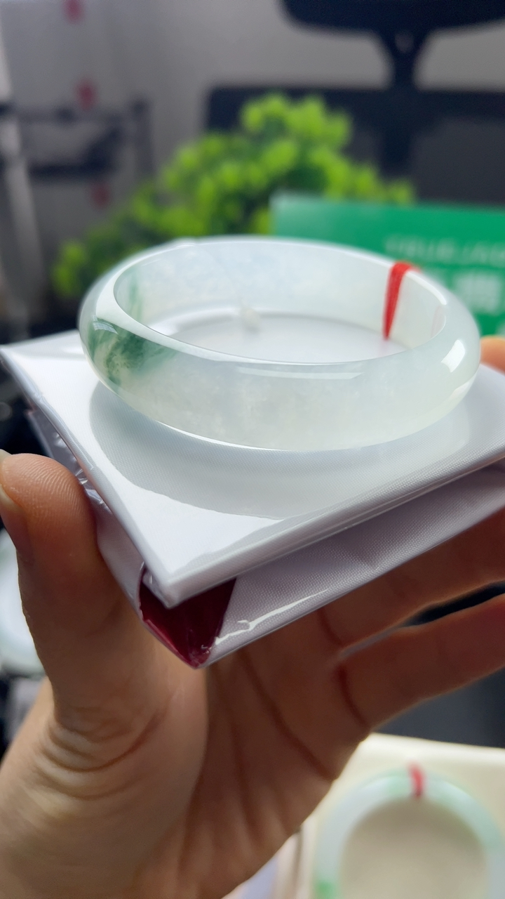 甄选高端翡翠精品手镯