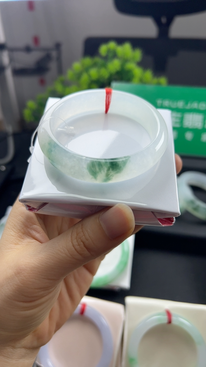 甄选高端翡翠精品手镯