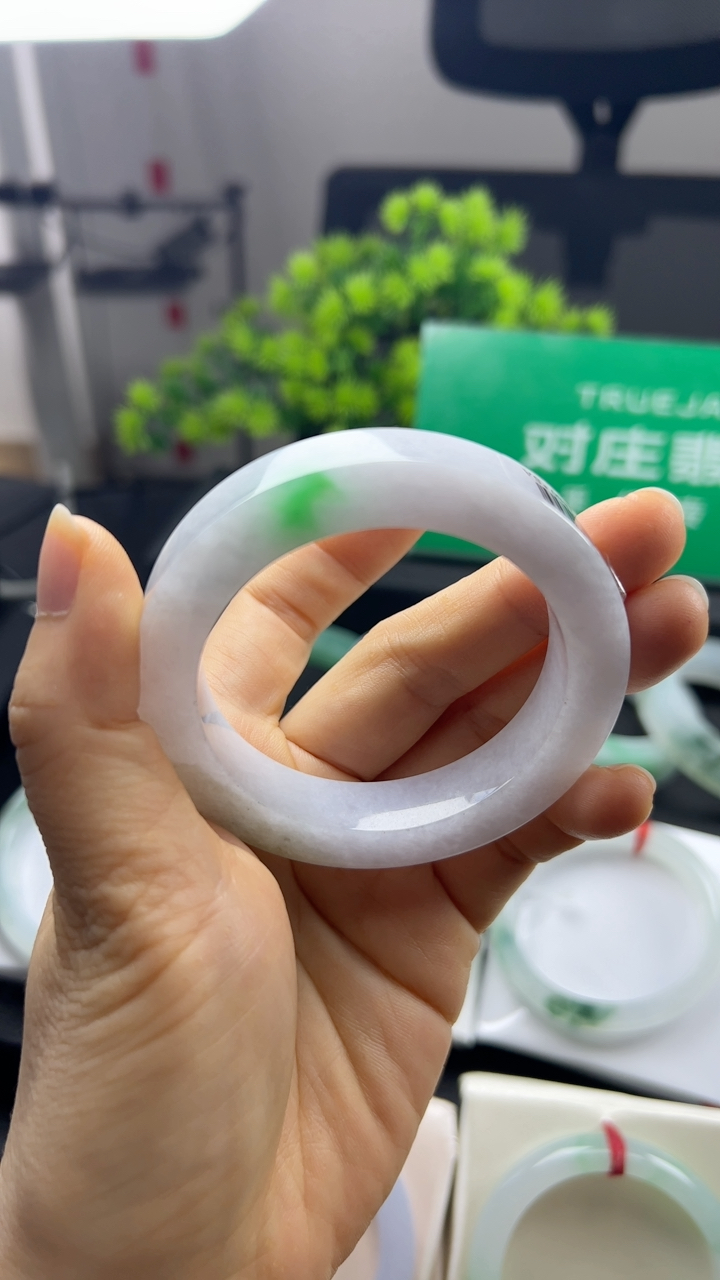 甄选高端翡翠精品手镯