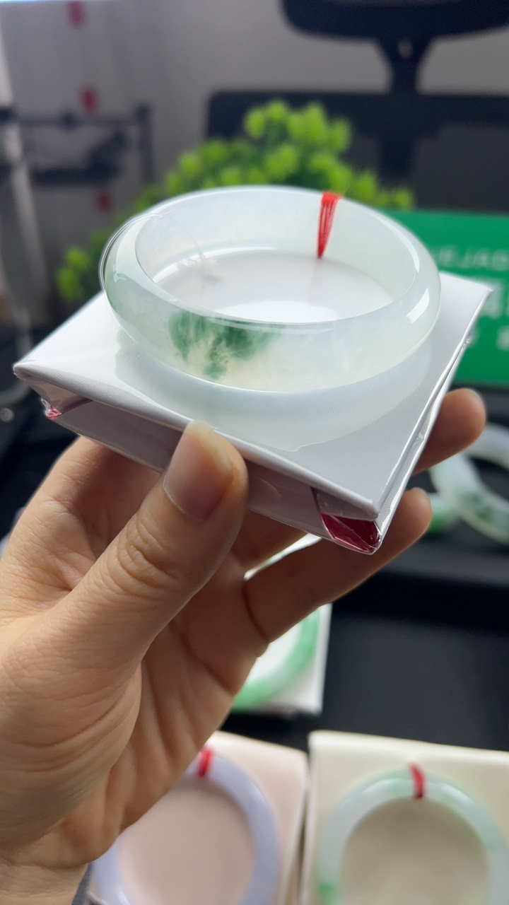 甄选高端翡翠精品手镯