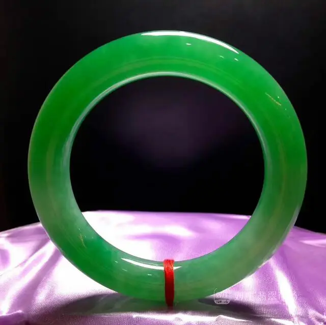 阳绿翡翠手镯为什么那么受欢迎？